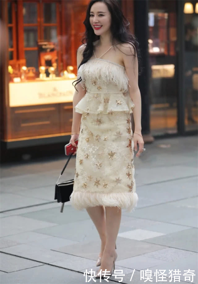街拍美女:小姐姐“忽冷忽热”连衣裙,凸显高级韵味,气质十足!