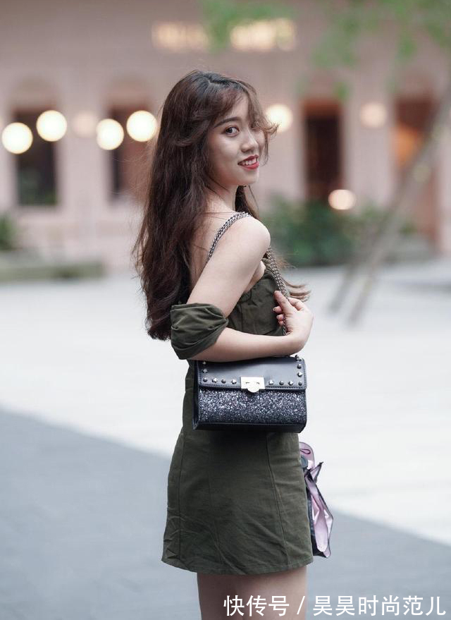 秋天 夏末初秋的减龄风穿搭,一字肩连衣裙搭配高跟鞋,简约干练又时尚