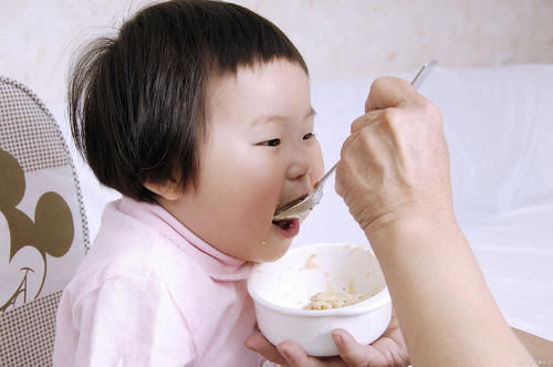 指南|7-24个月宝宝如何喂养?每天几次奶几次饭、咋安排,看看指南建议