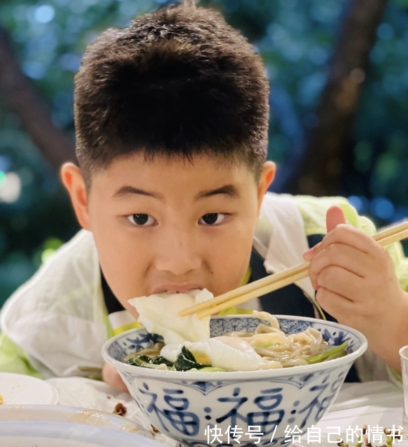 脸颊|胡可晒温馨全家福,小鱼儿吃长寿面低调庆生,安吉脸颊饱满又胖了