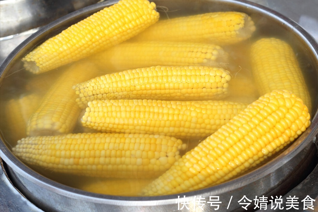 玉米只用清水煮,难怪不好吃,多放2味料,玉米更香甜更软糯