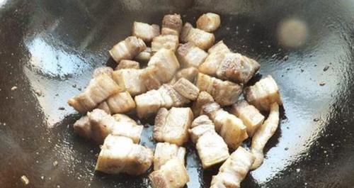 做红烧肉时，不要直接上锅炖，多做一步，肉质鲜美软烂，还不柴