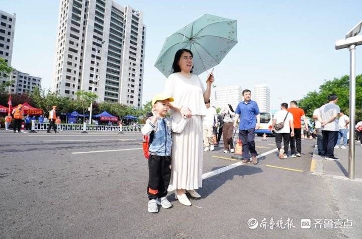 日照|又是一年高考时，日照考场外的温情瞬间