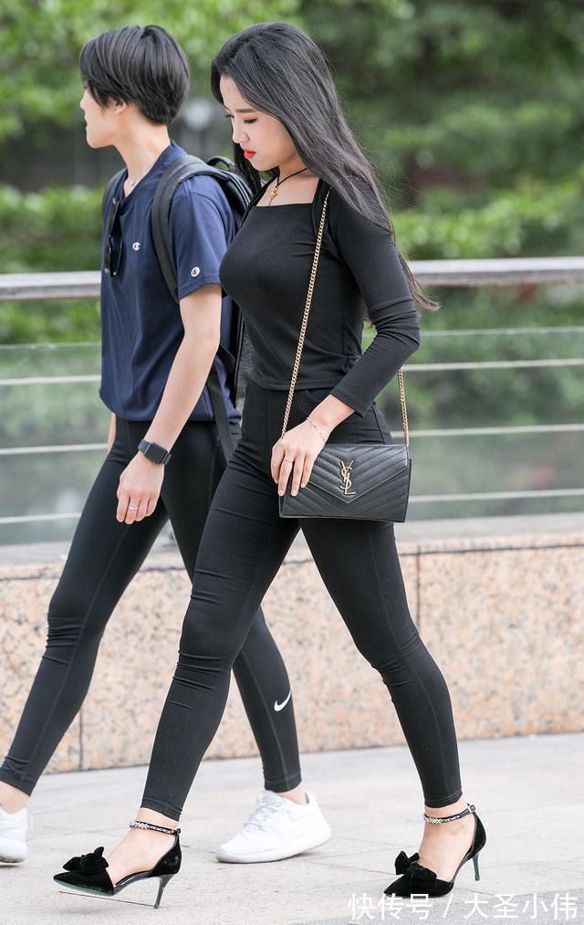 牛仔裤|美女街拍:黑色牛仔裤,时尚且百搭,轻松组合出百变的造型,靓丽休闲又大方