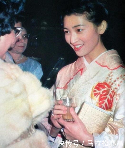 美智子皇后|美智子容忍了59年，却宣布去世后不合葬，难道真的是觉得不配