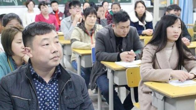 抬不|去参加家长会,穿衣打扮不能小觑!这三种父母会让娃“抬不起头”