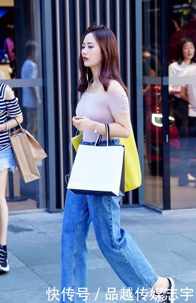 美女|街拍:兰质蕙心的美女,一件黑色上衣配打底裤,穿出时尚的魅力