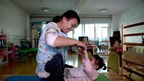 当成普通人|7岁双胞胎出生后从未穿过衣服，民警上门询问，宝妈含泪说出原因