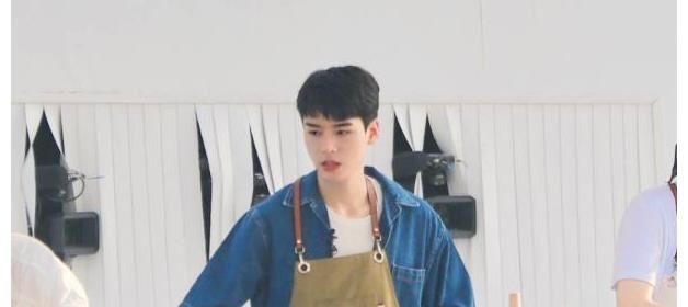 4个厨房小白的《中餐厅》,要流量不要厨艺,节目重心是否偏离?