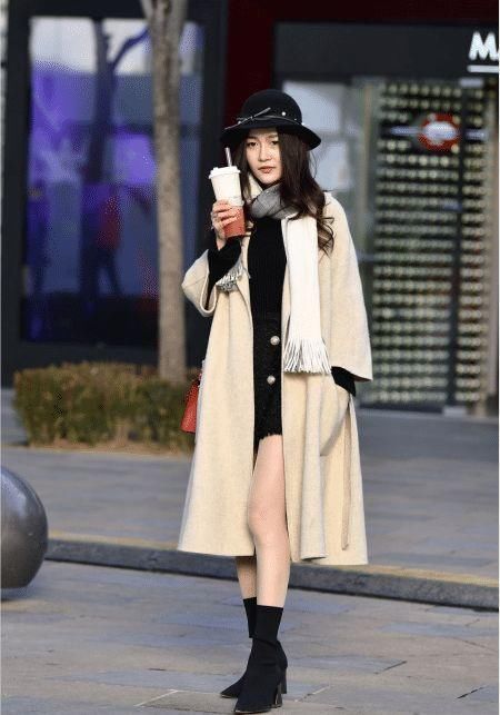 搭配|穿风衣的小姐姐搭配薄丝袜，真是不怕冷，简直太有甜美感