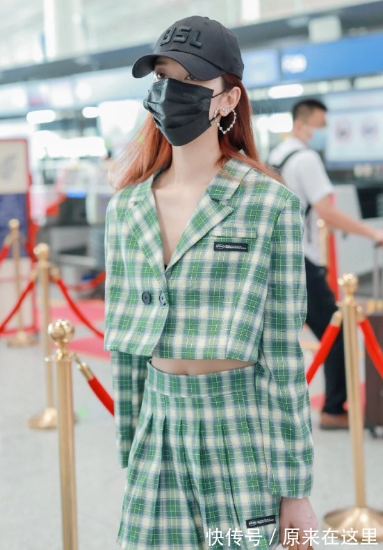 刘令姿路透生图曝光,穿短装清新自然,“芭比腰”像上帝亲手捏!