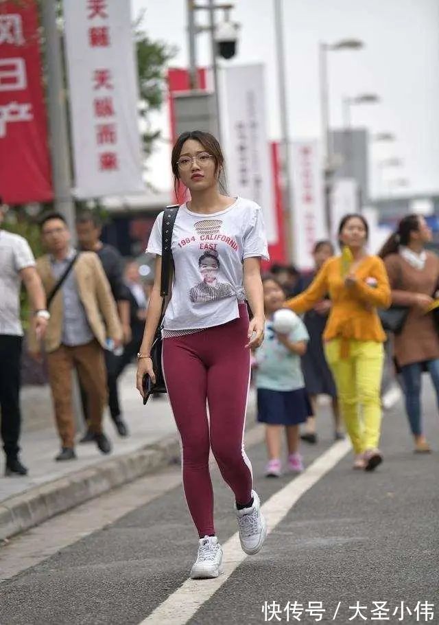 女人味 美女街拍：打底裤有多美，轻松穿出妩媚浪漫的女人味儿，时髦凉快