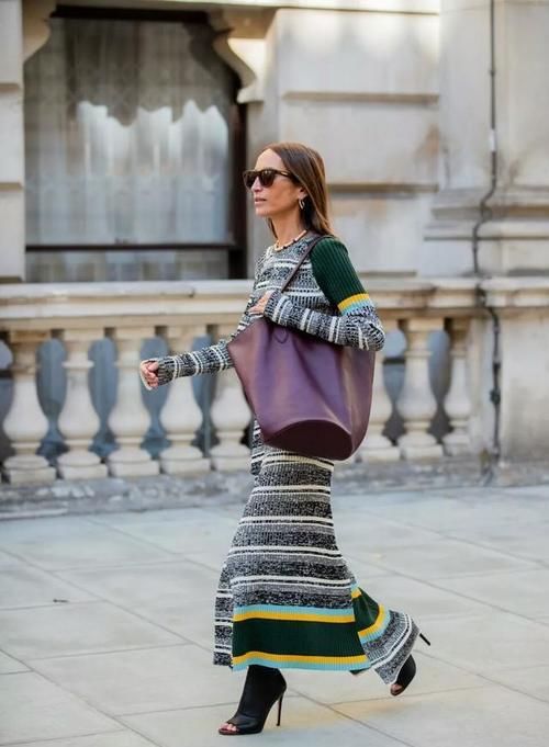 收起你的卫衣吧，今年流行这几款内搭，每天都能穿出新花样