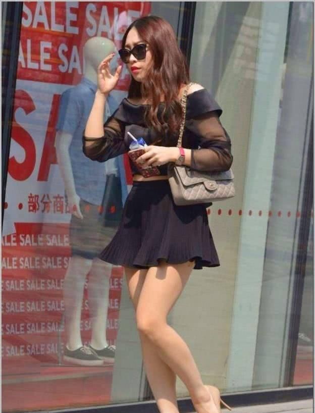 街拍美女这款衣服非常显高挑,腰部细节很漂亮掩藏身材不足
