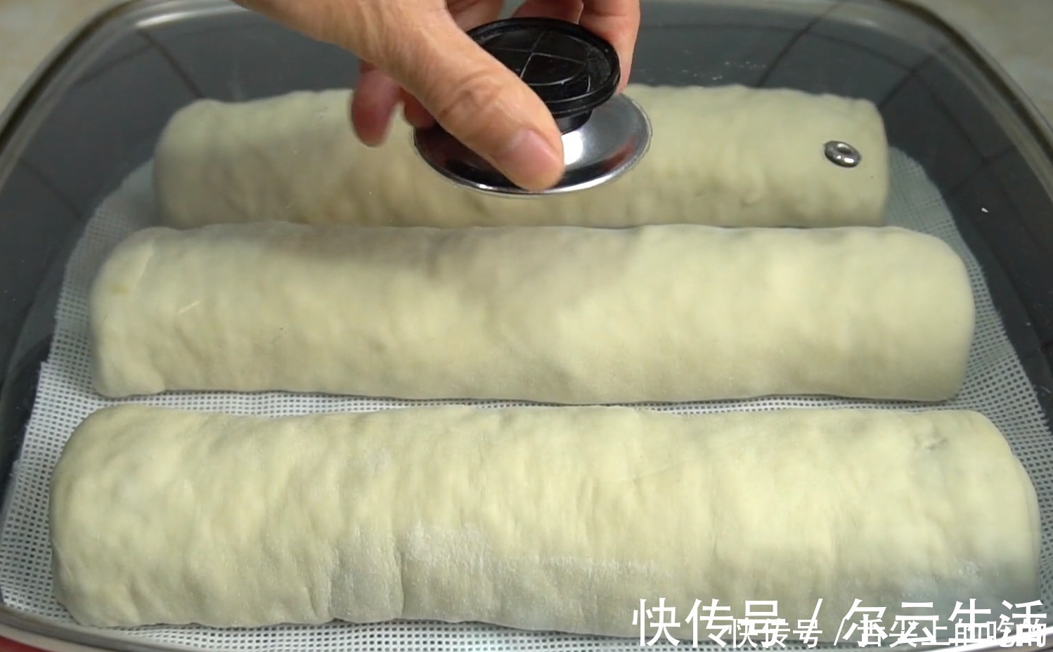 发面|白菜这样吃真过瘾，不发面不烫面，一折一卷就搞定，比包子还好吃