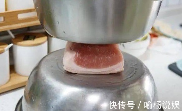 技巧|解冻猪肉有技巧,教您4个妙招,十分钟快速解冻,吃着和鲜肉一样