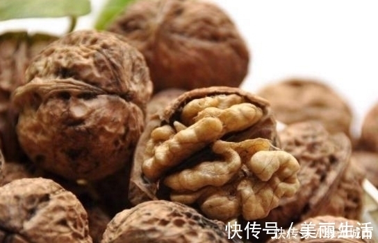 好处|坚持每天吃4颗核桃,半个月下来,3大好处会找上你,早吃早受益