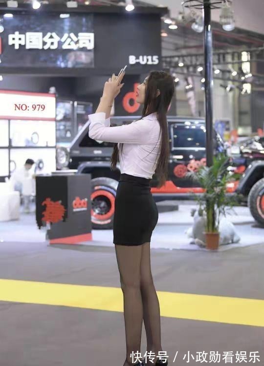 玫瑰 谁还能说出比“白衬衫,黑超短裙,黑丝袜”更美的装扮吗?没有