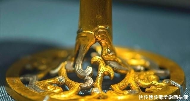 田里挖出一匹金马,发现千年宝藏,他主动上交国家,现成无价之宝