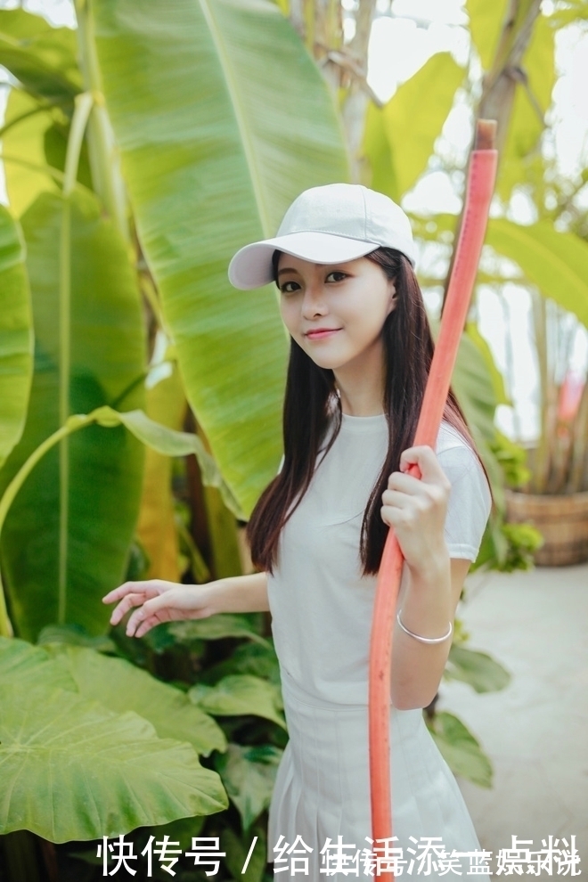 长发美女T恤衫百褶裙搭配一双小白鞋少女感十足,美美哒