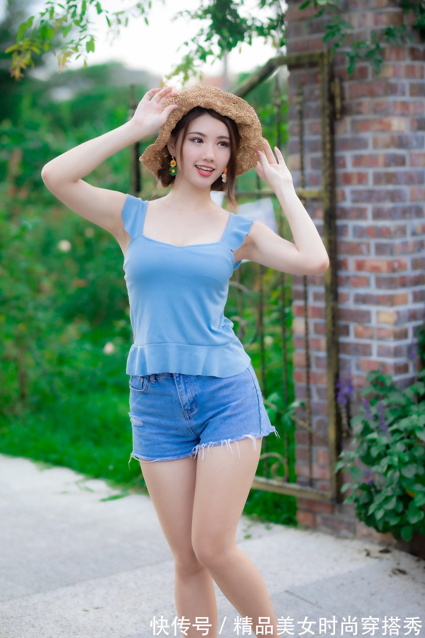 穿搭|蓝色背心搭配蓝色牛仔裤,轻松减龄,充满少女感