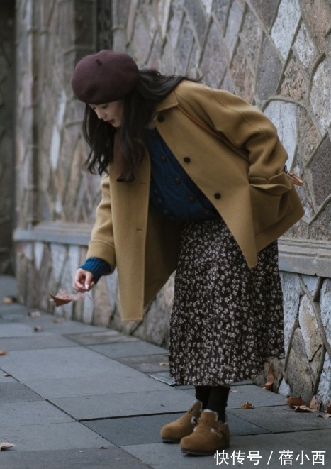 高跟鞋|“大衣+碎花裙”今年最火cp,优雅又温柔,爱美的小姐姐都穿上了