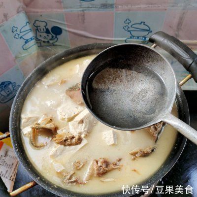 下饭神器腊鱼头豆腐汤，拌饭还能吃三碗
