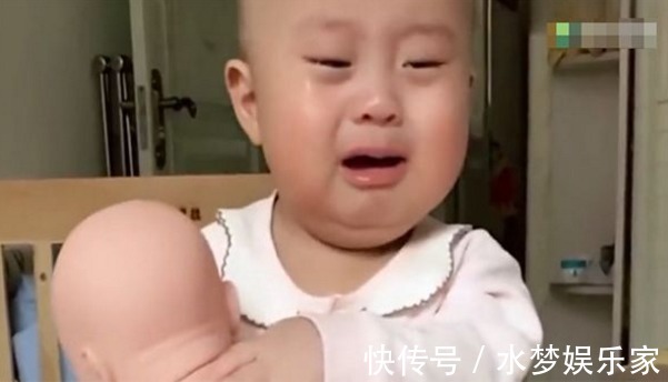 娃娃|宝妈骗儿子说又生了个弟弟,儿子看着手里的弟弟,无法淡定了