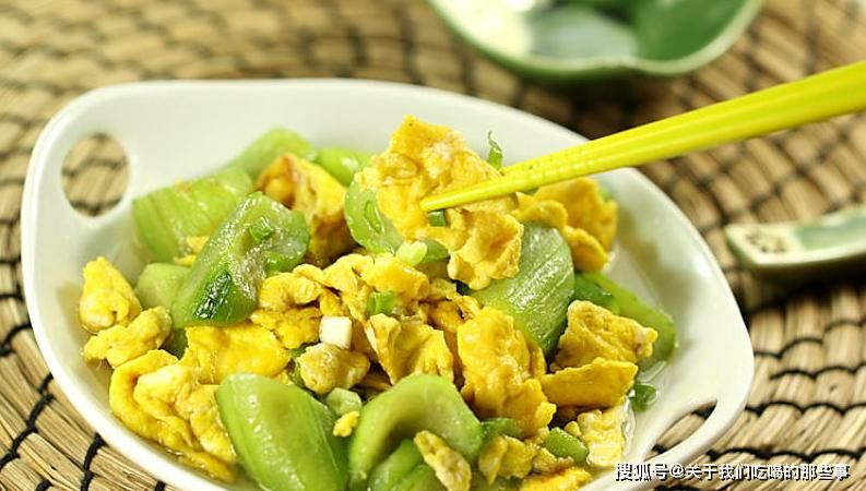 蒜片|炒丝瓜时，先倒油是大错，厨师长教你2招，脆嫩爽口，翠绿不变黑