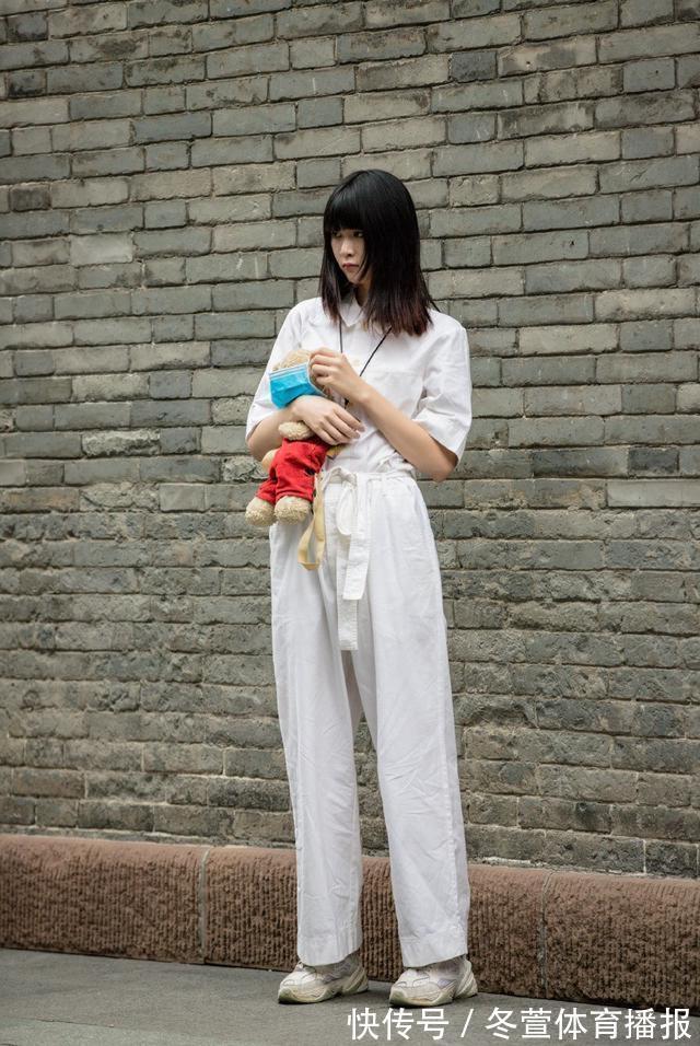 肩宽 红色背心搭配黑色裙子,分分钟秀出好气质