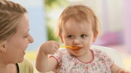 妈妈|吃货宝宝半夜跑厨房偷吃,被妈妈逮到还一脸淡定,惯犯无疑了