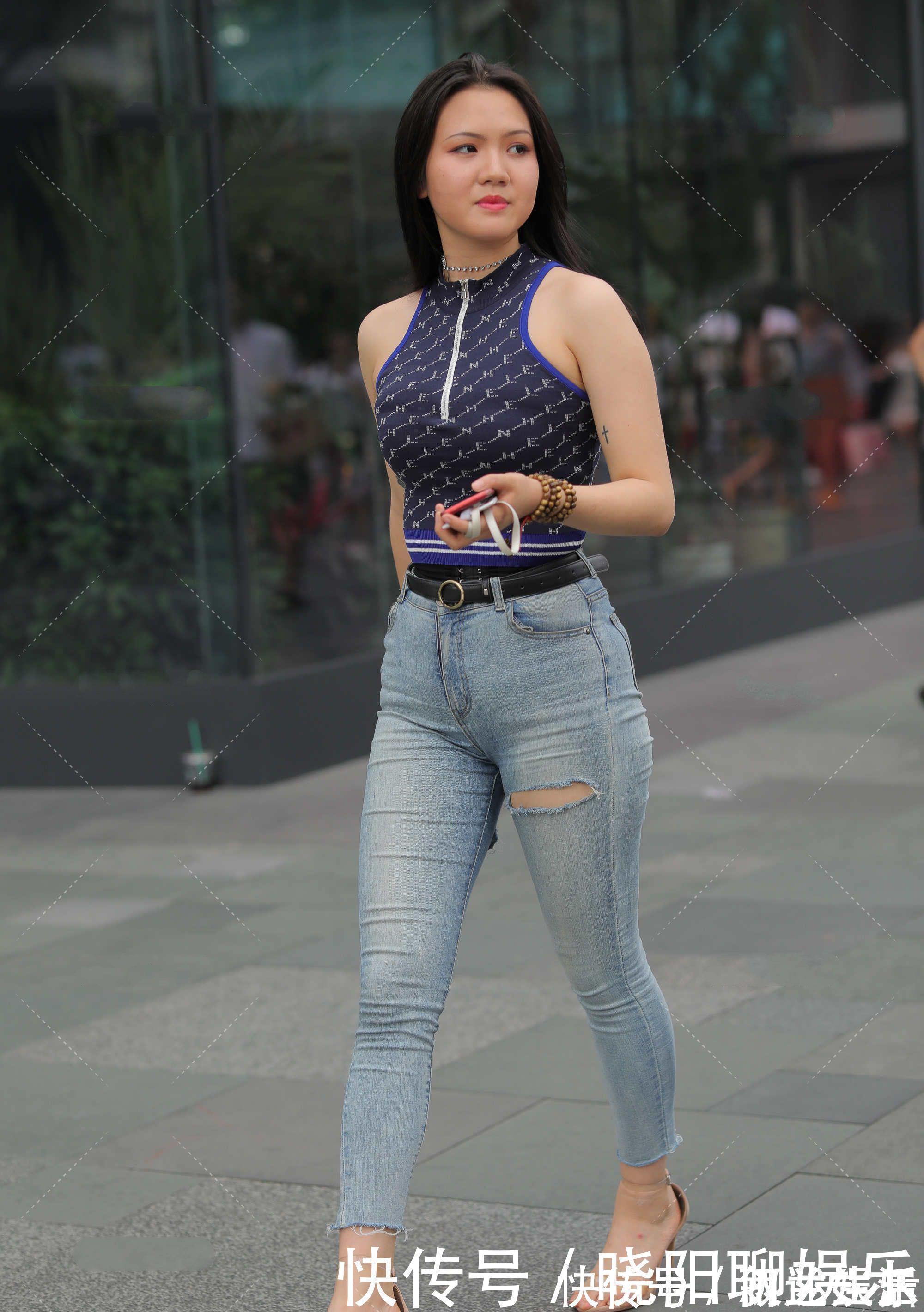 牛仔裤 字母图案背心搭配时髦设计牛仔裤,透明果冻鞋,美丽又显白