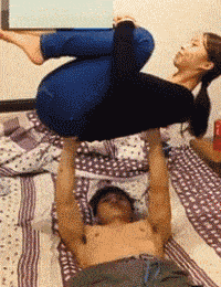 |搞笑GIF段子:还有试床员这么搞笑的职业?要不要找我去跟妹子测试呢?