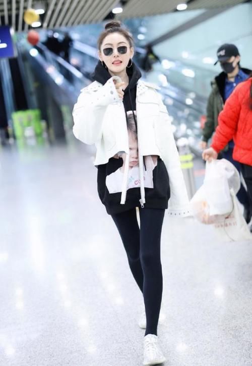 五官|被小姐姐的气质给征服了，短款外套搭配紧身裤，五官也很精致