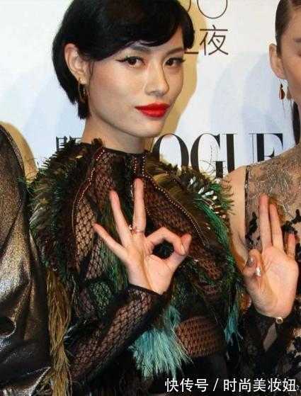 穿搭|葛荟婕真有“国际范”,穿镂空羽毛衣配皮裙好高级,大红唇太抢镜