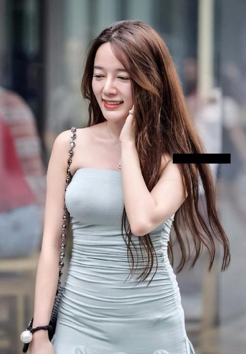 路人街拍婴儿肥+大长腿的时尚美女,可爱与成熟的结合体