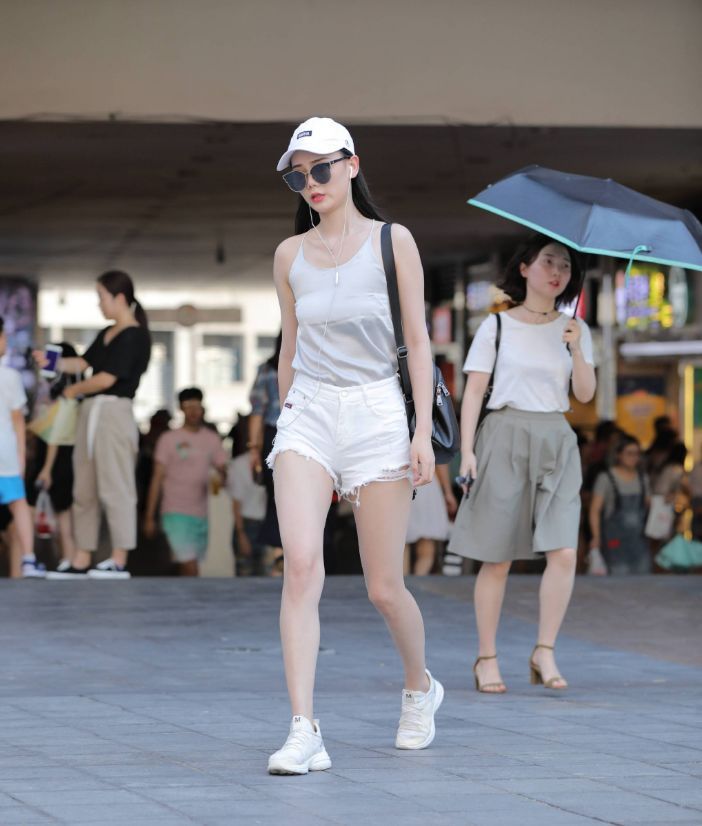 搭配|美女高颜值的时尚搭配,精致的妆容,让人更加难忘