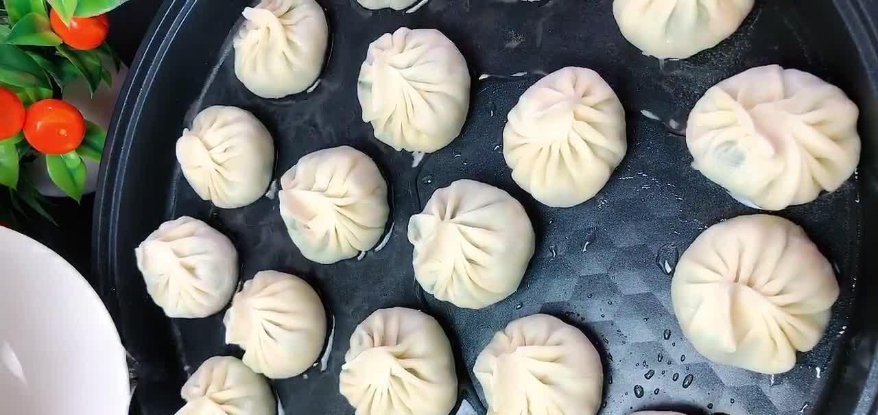 小吃店老板教大家做生煎包，皮酥汁浓，闻着香吃着更香