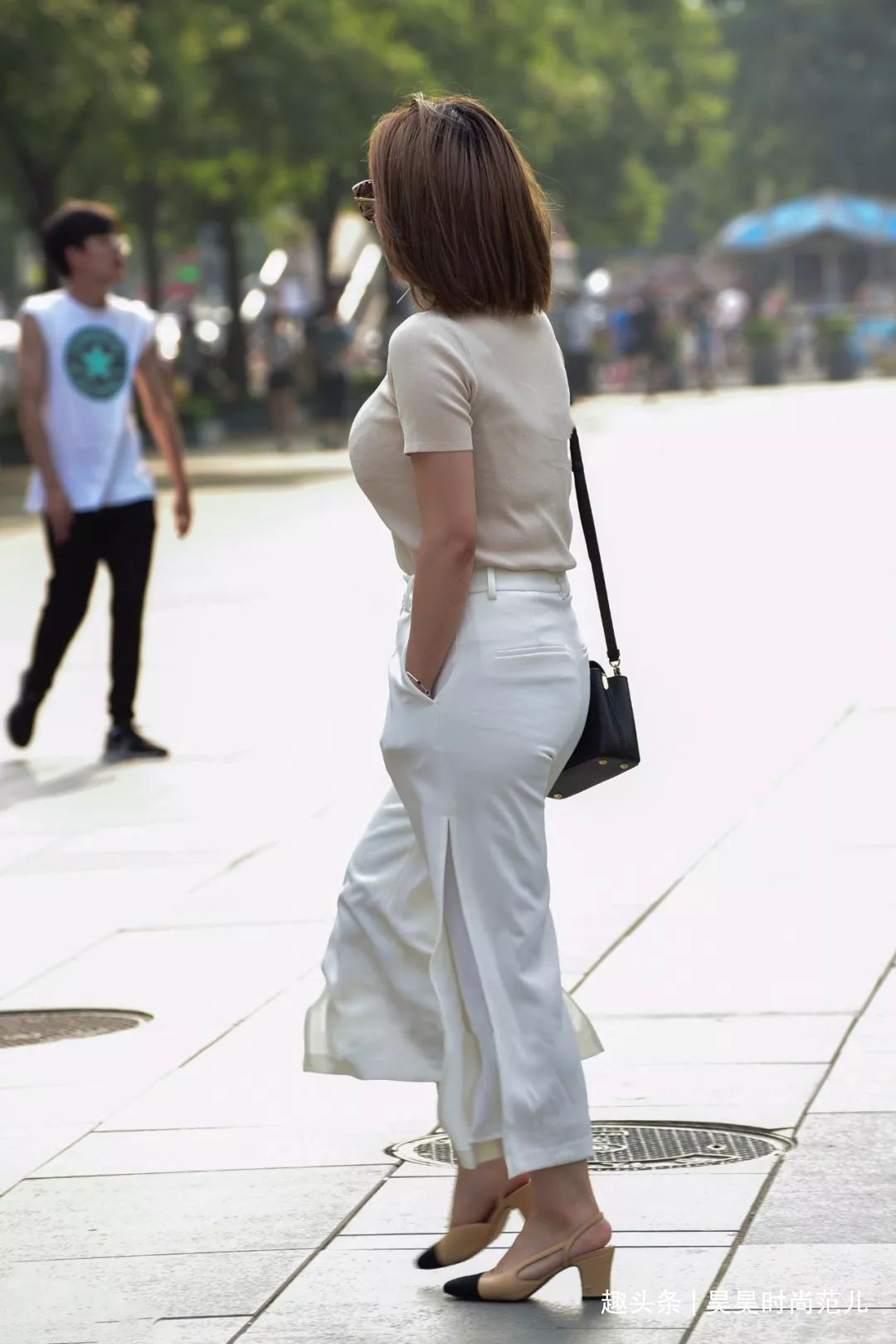 秋天的时尚穿搭,选一条宽松大方的阔腿裤搭配,潇洒知性又有气质