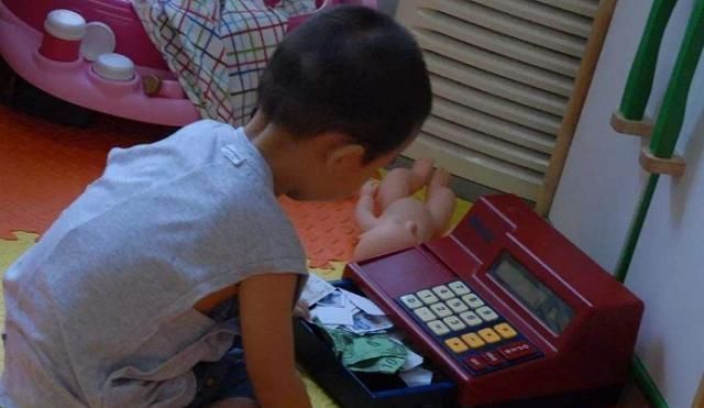 爸爸|妈妈让爸爸哄女儿睡觉,回来一看却懵了,女儿果然是“小情人”