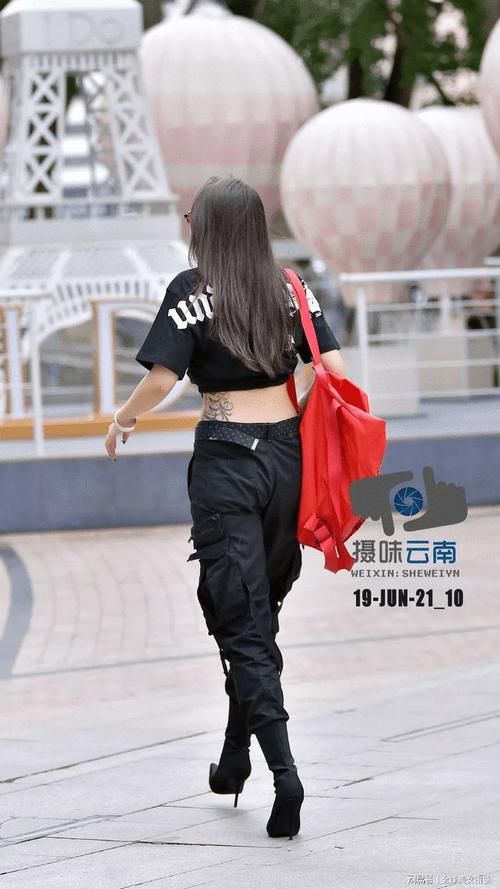 软妹子|露脐T恤搭配机车裤，凸显美女凹凸有致好身材！