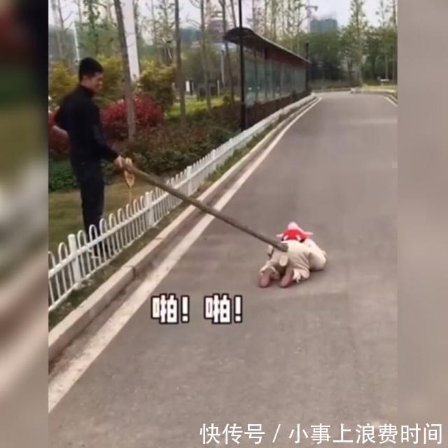 孩子|萌娃被亲爸“拎”在手里不愿走路火了,网友“正义”的路人来了
