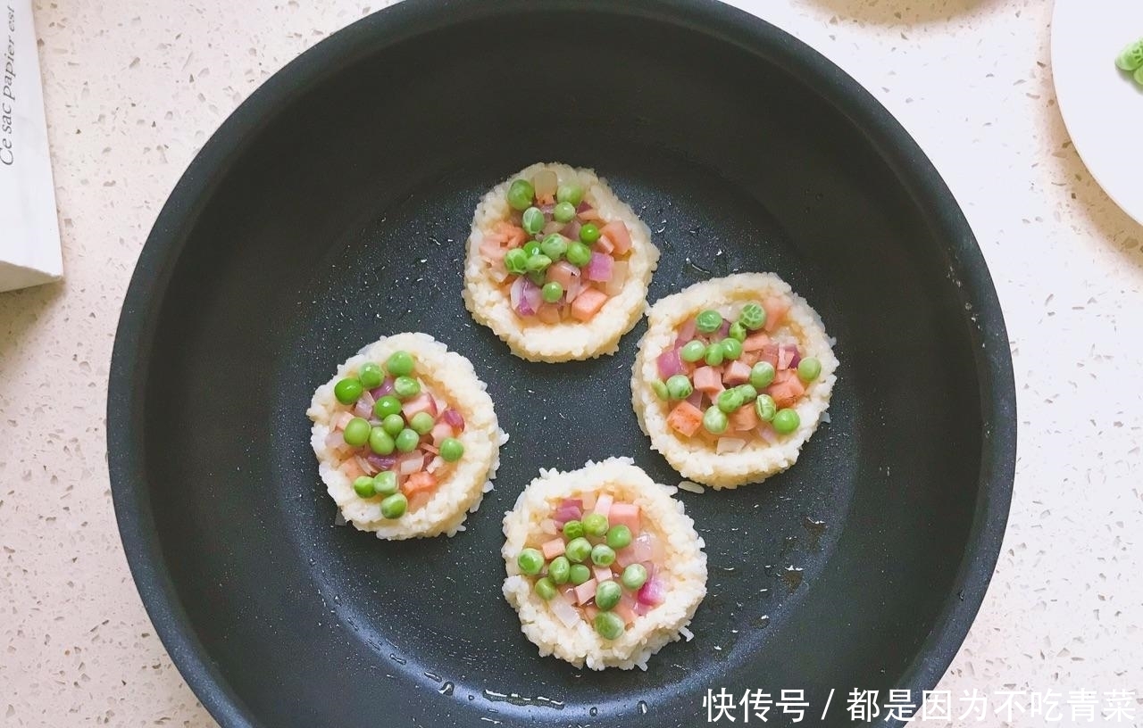 剩米饭别炒着吃了,加1个鸡蛋搅一搅,又酥又嫩,百吃不厌
