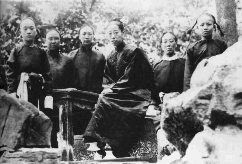 末代|历史上过目难忘的瞬间,末代皇后的浴缸,“败家七”的父亲哥哥儿孙都是皇帝