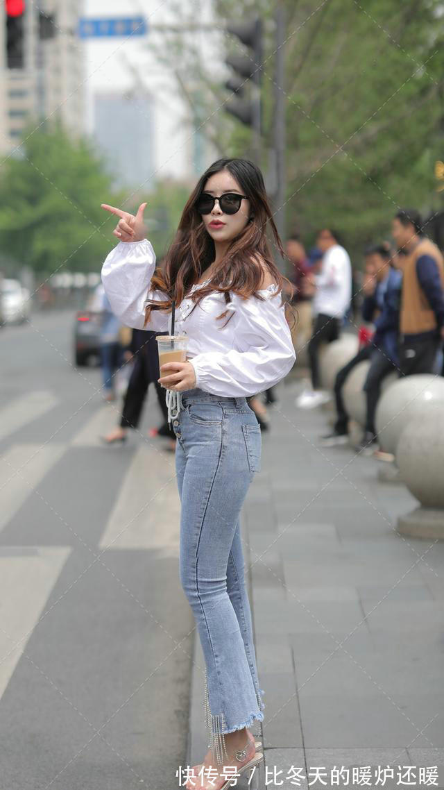 牛仔裤|高腰牛仔裤搭配短上衣,上身效果时尚动人,提升气质与魅力