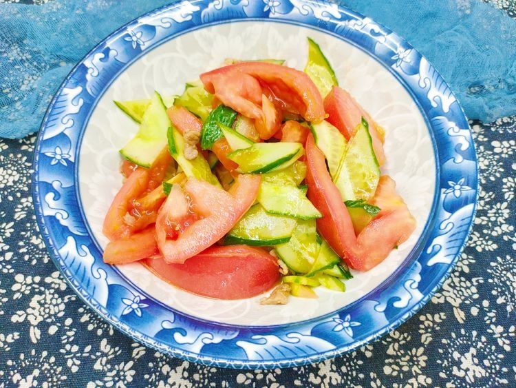 西红柿新吃法，冬天3样食材一起炒，出锅鲜香味道好，家人喜欢吃