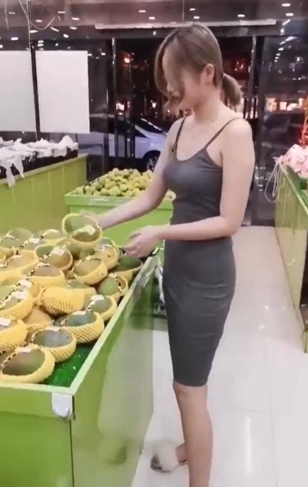 超市里穿搭小吊带裙的小姐姐,干净形象让她人群中脱颖而出