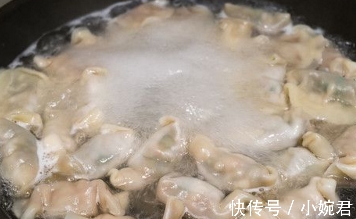 锅盖|煮饺子时到底要不要盖锅盖？很多人做错了，难怪饺子破皮还不好吃