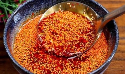 炸辣椒油时，直接泼热油就“废”了，牢记5料4味，辣椒油鲜香红亮