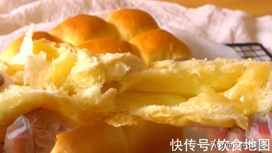 如棉花般柔软,软到让人不知所措的糖心小面包,撕开之后馋哭
